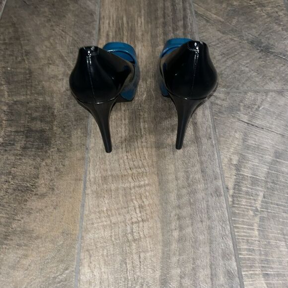 Vintage Guess two toned 4.5” stilettos peep toe pumps - Picture 6 of 6